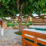 Sea View Homes - Omega Estate فيلة